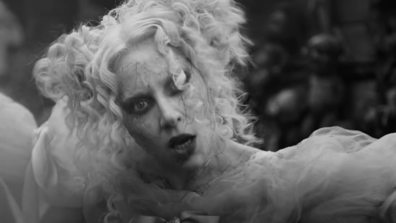 Lady Gaga inqui&eacute;tante pour le clip de "The Dead Dance"
