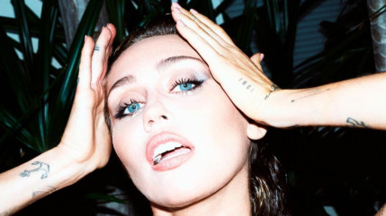 Miley Cyrus : son tube "Flowers" serait issu d'un plagiat Miley Cyrus : son tube "Flowers" serait issu d'un plagiat