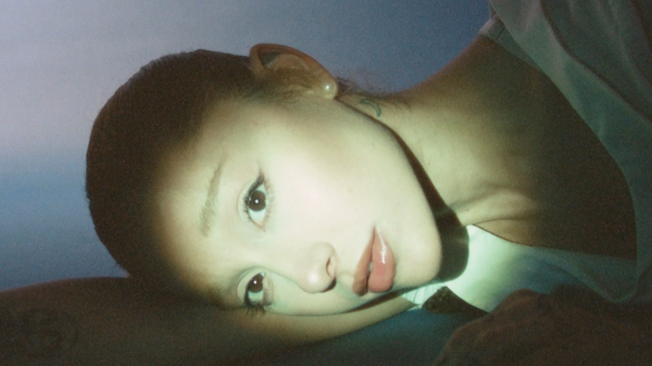 Ariana Grande d&eacute;voile un superbe court-m&eacute;trage pour accompagner la sortie de la version deluxe de son album !