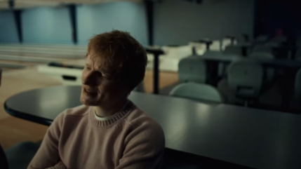 Ed Sheeran se met &agrave; nu dans le clip bouleversant de "Old Phone"