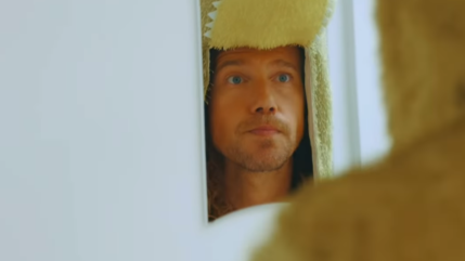 Insolite : Julien Dor&eacute; se d&eacute;guise en crocodile pour son nouveau clip !